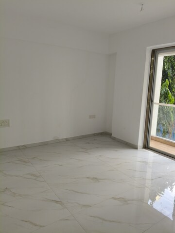 Room in 3 BHK Apartment at Dura Giriraj Sparsh, Naupada – for Sale