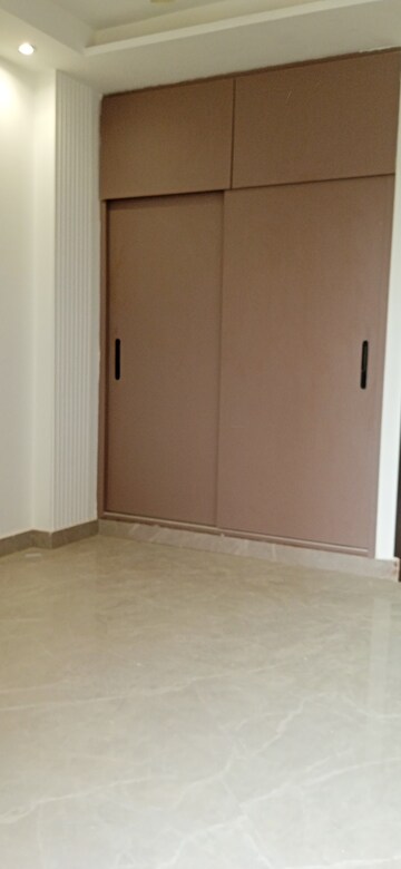 Room in 2 BHK Builder Floor at Igi Airport Area – for Sale