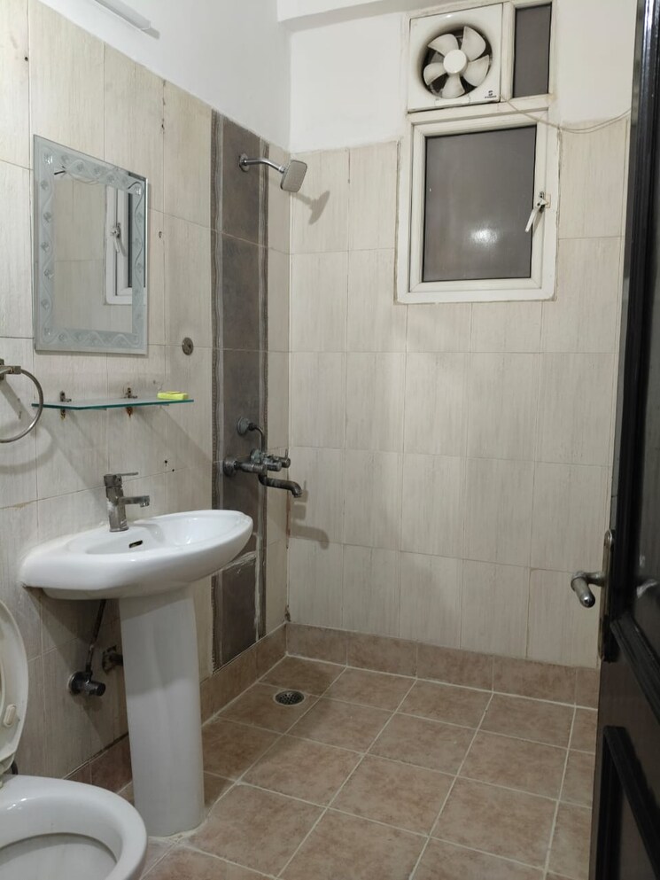Bathroom, mahagun-maestro 3 Bedroom 1400 Sq.Ft. Apartment In Sector 50 Noida 8785838
