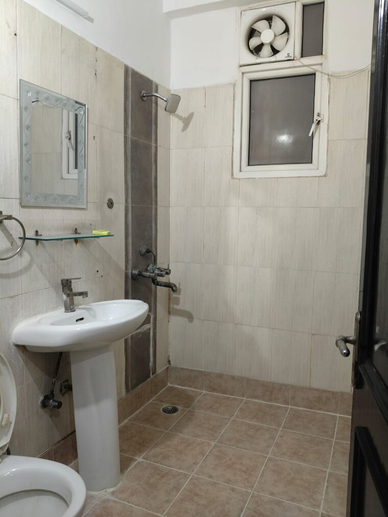 Bathroom, mahagun-maestro 3 Bedroom 1400 Sq.Ft. Apartment In Sector 50 Noida 8785838