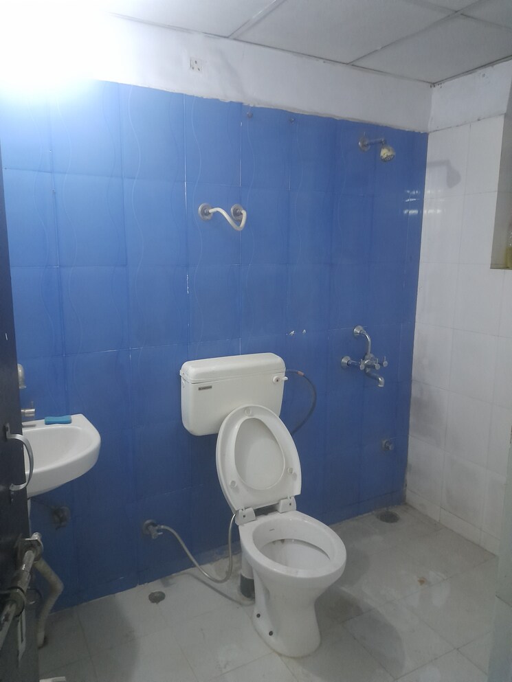 Bathroom, srs-pearl-heights 2.5 Bedroom 1375 Sq.Ft. Apartment In Sector 87 Faridabad 8785841