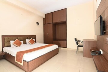 Bedroom in 2 BHK Builder Floor at Green Houses, Indrapuram – for Rent