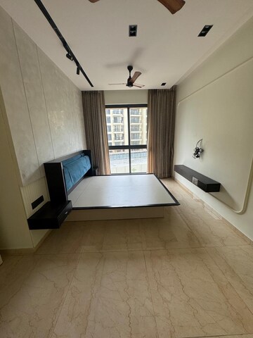 Room in 3 BHK Apartment at Lodha Sterling, Kolshet Road – for Rent