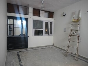 Room in 3 BHK Apartment at Sarita Vihar – for Sale