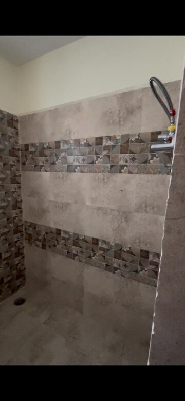 Attached Bathroom in 3.5 BHK Apartment at Kursi Road – for Rent