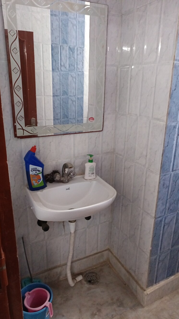 Bathroom, patel nagar 1 RK 250 Sq.Ft. Builder Floor In Patel Nagar Delhi 8786313