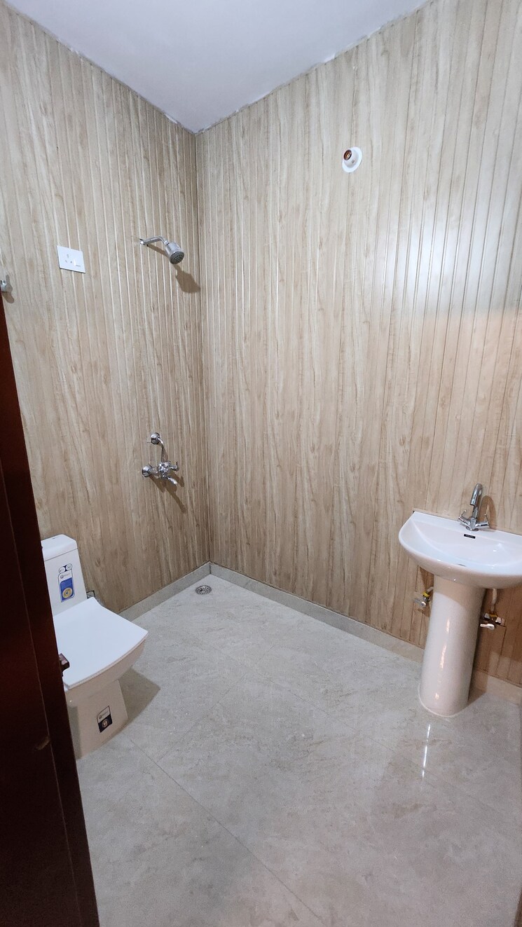 Bathroom, palam vihar 1.5 Bedroom 500 Sq.Ft. Builder Floor In Palam Vihar Gurgaon 8786411