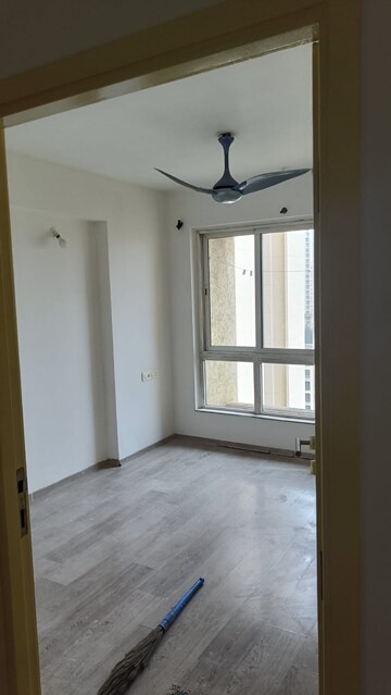 Room in 3 BHK Apartment at Hiranandani Estate, Ghodbunder Road – for Rent