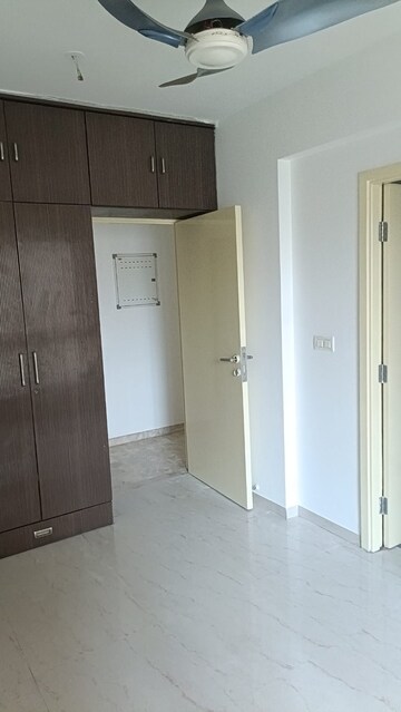 Room in 3 BHK Apartment at Hiranandani Estate, Ghodbunder Road – for Rent