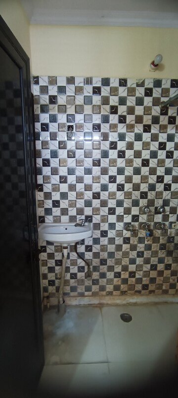 Bathroom in 1.5 BHK Builder Floor at Ashok Nagar – for Rent