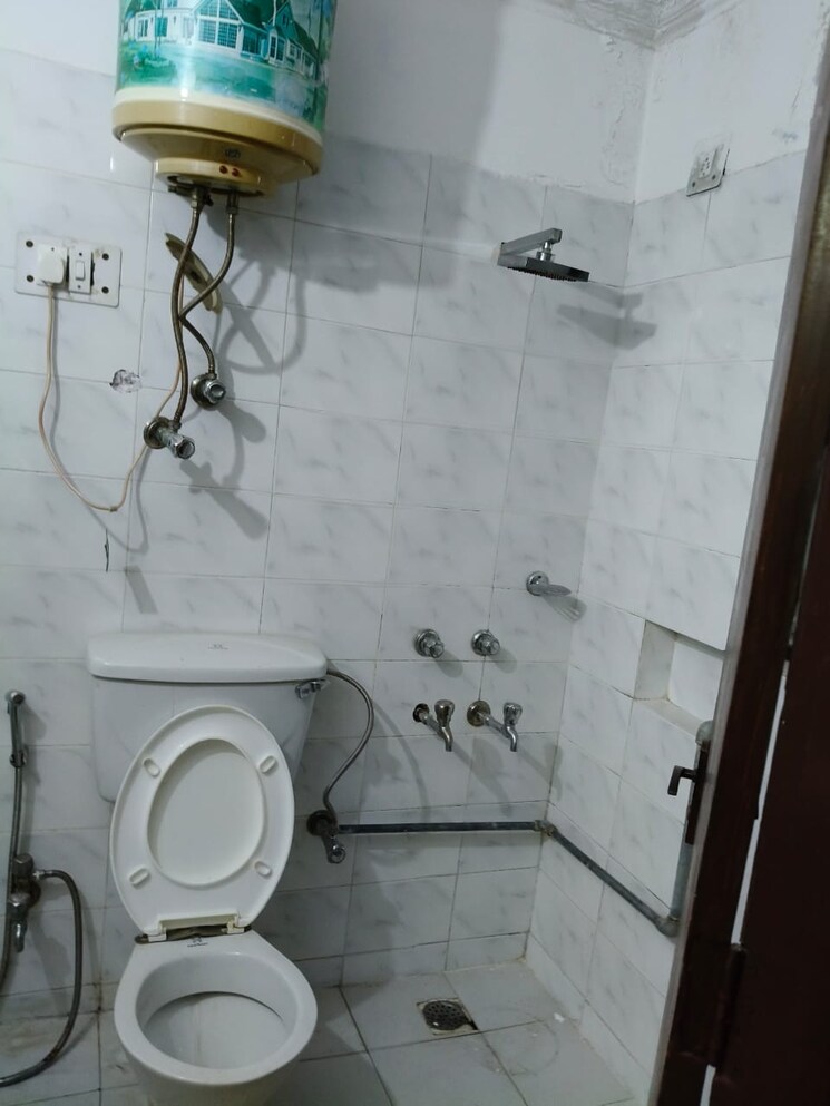 Bathroom, gupta-awas 3 Bedroom 2200 Sq.Ft. Builder Floor In Sector 43 Gurgaon 8786434