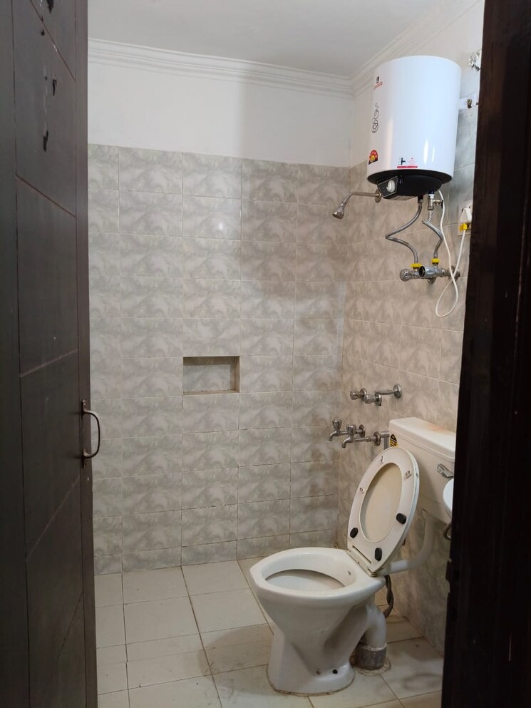 Bathroom, gupta-awas 3 Bedroom 2200 Sq.Ft. Builder Floor In Sector 43 Gurgaon 8786434