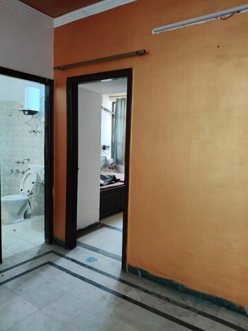 Room in 3 BHK Builder Floor at Gupta Awas, Sector 43 – for Rent