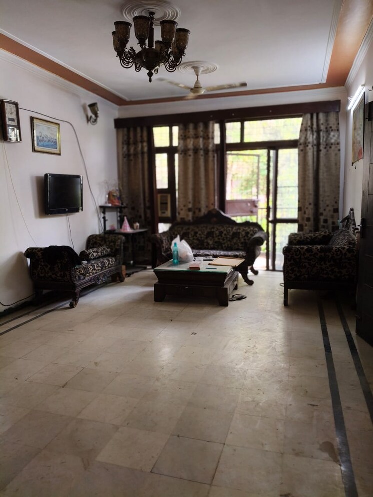  Parking, gupta-awas 3 Bedroom 2200 Sq.Ft. Builder Floor In Sector 43 Gurgaon 8786434