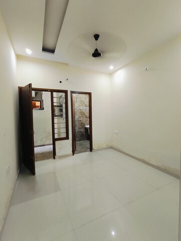 Room in 3 BHK Apartment at Sunny Enclave – for Rent