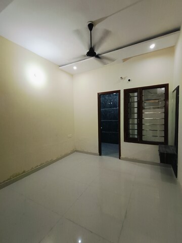 Room in 3 BHK Apartment at Sunny Enclave – for Rent