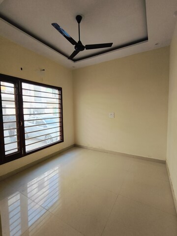 Room in 3 BHK Apartment at Sunny Enclave – for Rent