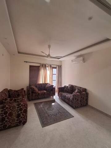 Living Room in 3 BHK Builder Floor at Sector 16 – for Rent