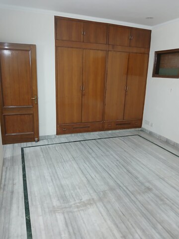 Room in 3 BHK Builder Floor at Sector 37 – for Rent