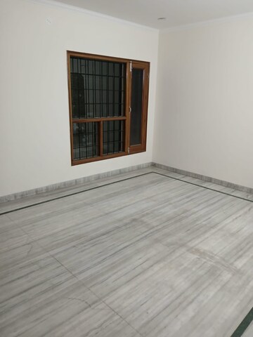 Room in 3 BHK Builder Floor at Sector 37 – for Rent