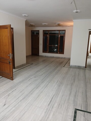 Room in 3 BHK Builder Floor at Sector 37 – for Rent