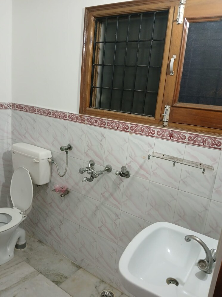 Bathroom, sector 37 3 Bedroom 3000 Sq.Ft. Builder Floor In Sector 37 Chandigarh 8786571