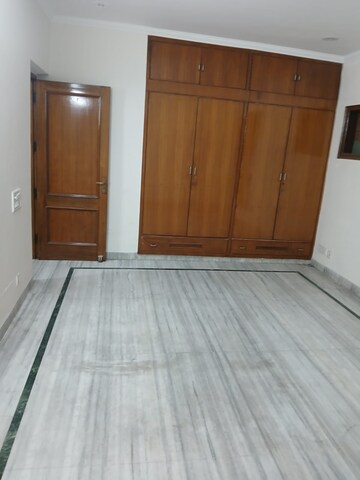 Room in 3 BHK Builder Floor at Sector 37 – for Rent
