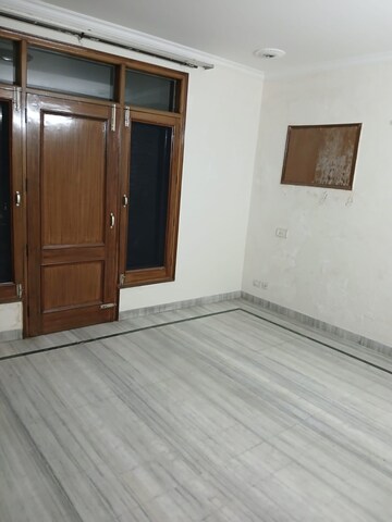 Room in 3 BHK Builder Floor at Sector 37 – for Rent