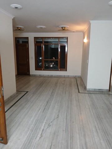 Room in 3 BHK Builder Floor at Sector 37 – for Rent