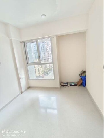 Room in 2 BHK Apartment at Piramal Vaikunth, Balkum Pada – for Rent