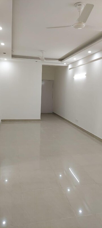 Room in 2 BHK Apartment at Suncity Avenue 76, Sector 76 – for Rent
