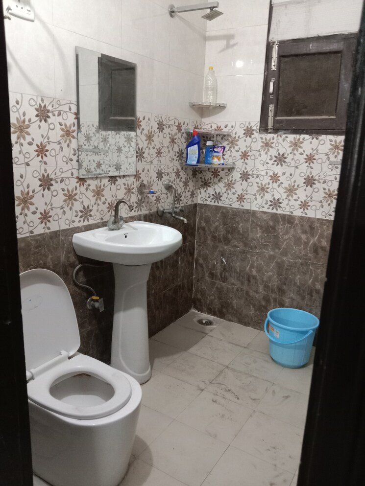 Bathroom, green fields colony 4 Bedroom 1800 Sq.Ft. Builder Floor In Green Fields Colony Faridabad 8786731