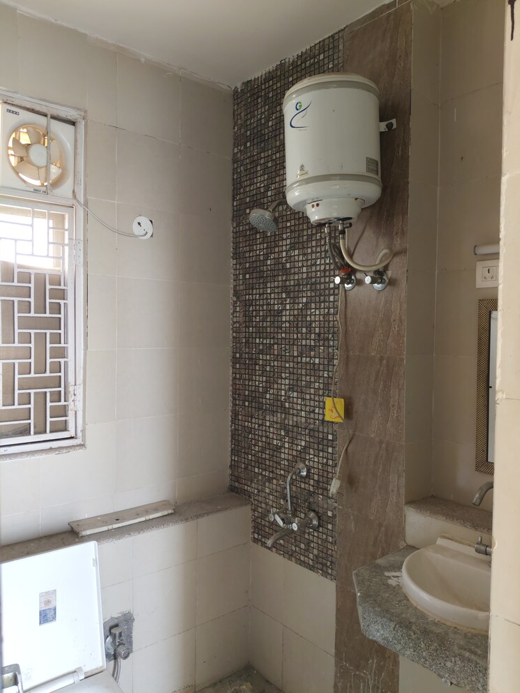 Bathroom, unitech-uniworld-gardens-2 2 Bedroom 997 Sq.Ft. Apartment In Sector 47 Gurgaon 8786237