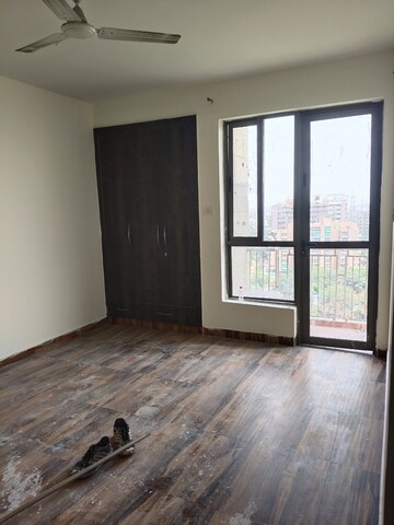Room in 2 BHK Apartment at Unitech Uniworld Gardens 2, Sector 47 – for Rent