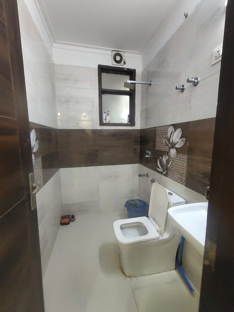 Bathroom, freedom fighters enclave 2 Bedroom 850 Sq.Ft. Builder Floor In Freedom Fighters Enclave Delhi 8786847