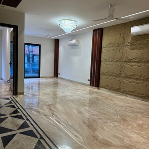 Room in 4 BHK Builder Floor at Dlf Phase ii – for Sale