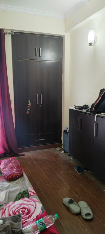 Bedroom in 2 BHK Apartment at Mahagun Mascot Phase V, Dundahera – for Rent