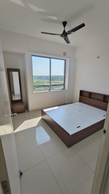 Room in 3 BHK Apartment at Godrej Seven, Joka – for Rent