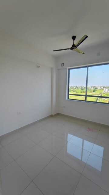 Room in 3 BHK Apartment at Godrej Seven, Joka – for Rent