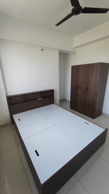 Room in 3 BHK Apartment at Godrej Seven, Joka – for Rent