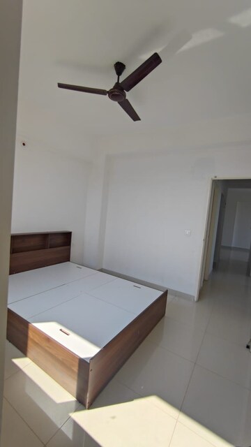 Room in 3 BHK Apartment at Godrej Seven, Joka – for Rent