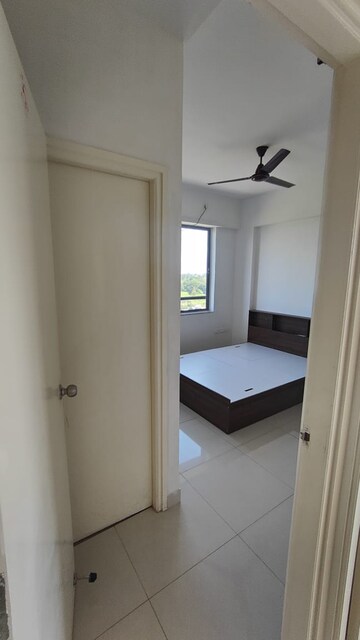 Room in 3 BHK Apartment at Godrej Seven, Joka – for Rent