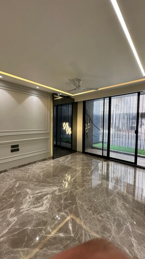 Room in 4 BHK Builder Floor at Ansal Sushant Lok I, Sector 43 – for Sale