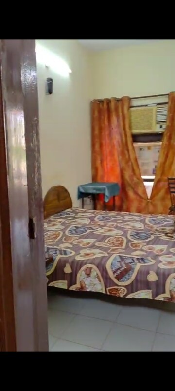 Bedroom in 3 BHK Builder Floor at Sector 44 – for Rent