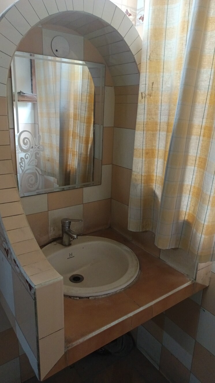 Bathroom, east patel nagar 2 Bedroom 980 Sq.Ft. Builder Floor In East Patel Nagar Delhi 8787070