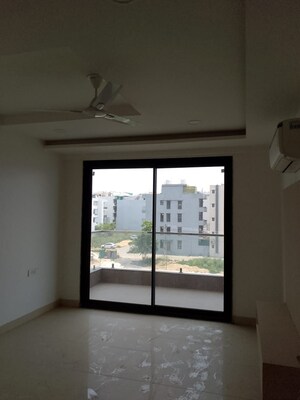 Room in 3 BHK Builder Floor at BPTP Amstoria Country Floor, Sector 102 – for Sale