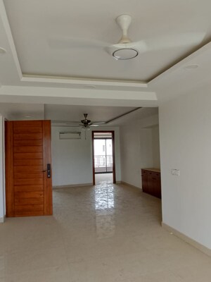 Room in 3 BHK Builder Floor at BPTP Amstoria Country Floor, Sector 102 – for Sale