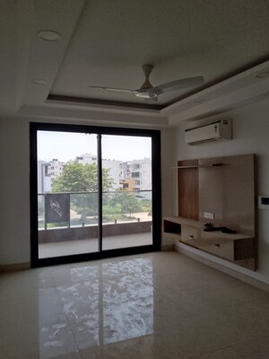 Room in 3 BHK Builder Floor at BPTP Amstoria Country Floor, Sector 102 – for Sale
