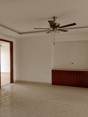 Room in 3 BHK Builder Floor at BPTP Amstoria Country Floor, Sector 102 – for Sale