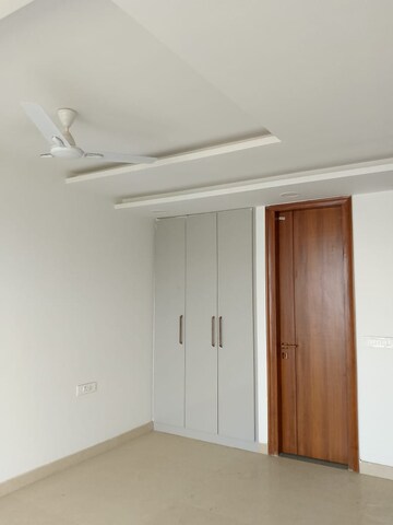 Room in 3 BHK Builder Floor at BPTP Amstoria Country Floor, Sector 102 – for Sale